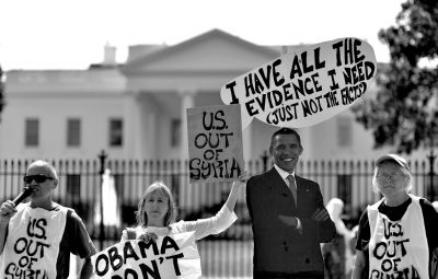 2日，反戰(zhàn)人士在白宮前高舉標(biāo)語，抗議美國(guó)可能對(duì)敘動(dòng)武。