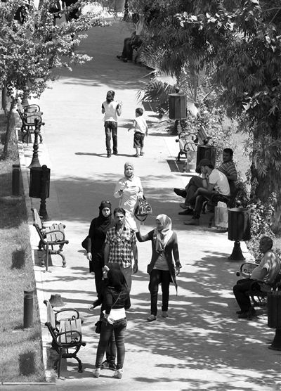 9月5日，敘利亞首都大馬士革，市民在街頭的一處公園內散步。