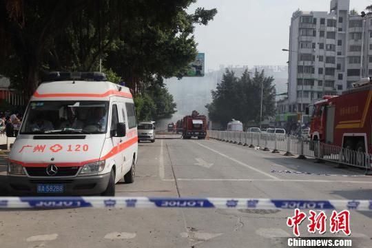 救護車現(xiàn)場待命。　高榮權(quán)　攝