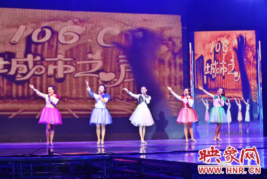 《城市之窗》沙畫(huà)與說(shuō)唱表演