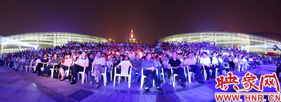 現(xiàn)場(chǎng)觀眾人山人海