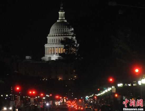 入夜后國(guó)會(huì)山前警燈一片，加強(qiáng)警戒。中新社發(fā) 德永健 攝
