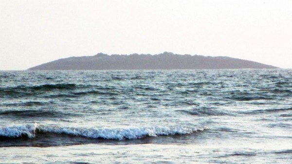 圖為在巴基斯坦靠近阿拉伯海的瓜達(dá)爾地區(qū)（Gwadar）近海600米處冒出一個小島。