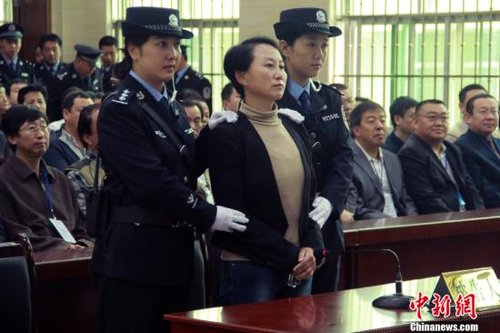 9月24日上午8時30分，陜西“房姐”龔愛愛涉嫌偽造、買賣國家機關證件一案，在陜西靖邊縣人民法院公開