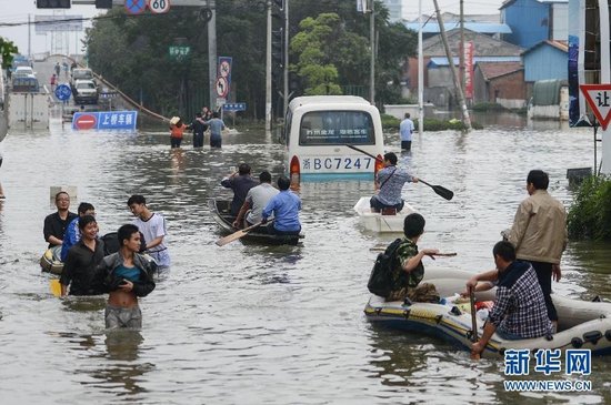 臺風“菲特”造成浙江余姚市城區(qū)大面積被淹，城市交通基本癱瘓，部分區(qū)域停電停水。