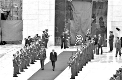 2012年11月27日，開棺檢驗(yàn)阿拉法特尸骨后，巴方為其舉辦重新安葬儀式。