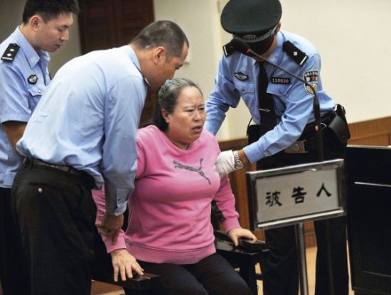 9月24日，在公訴人宣讀起訴書時，丁書苗因身體不停顫抖一度站立不穩(wěn)，被法警扶住