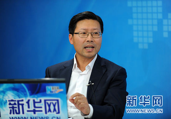 圖為嘉賓與主持人交談。新華網(wǎng) 陳競超 攝