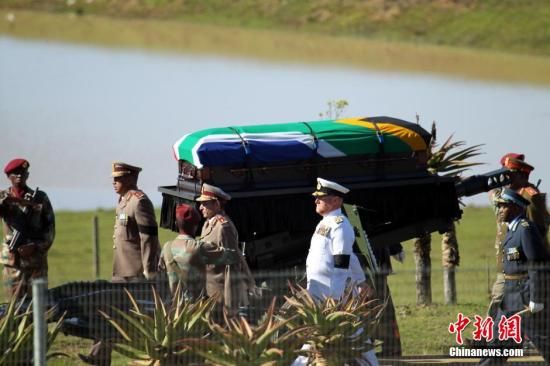 圖為南非海、陸、空三軍首腦為曼德拉護(hù)靈。宋方燦 攝