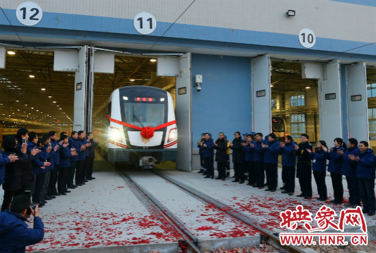 12月28日早上7點(diǎn)39分，編號為0111的列車駛出鄭東車輛段開往市體育中心站