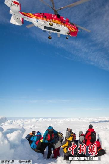 成功營(yíng)救俄船乘客的中國(guó)雪龍?zhí)柶票缓癖ё? alt=