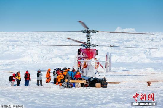 成功營(yíng)救俄船乘客的中國(guó)雪龍?zhí)柶票缓癖ё? alt=