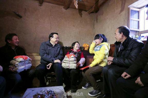 27日，李克強(qiáng)到安康旬陽金坡村看望留守兒童。