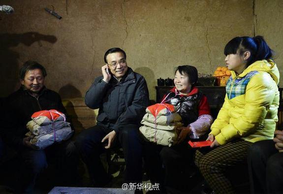 27日，李克強(qiáng)到安康旬陽金坡村看望留守兒童。