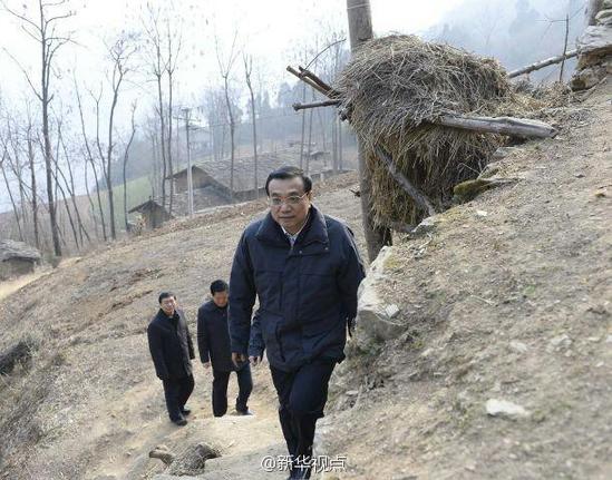 27日，李克強(qiáng)到安康旬陽金坡村看望留守兒童。