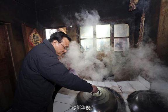 27日，李克強(qiáng)到安康旬陽金坡村看望留守兒童。