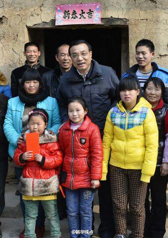 27日，李克強(qiáng)到安康旬陽金坡村看望留守兒童。