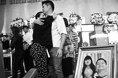 2月24日，泰國曼谷，民眾為在手榴彈襲擊中遇難的兩名兒童舉行葬禮，兩名兒童為姐弟二人，姐姐6歲，弟弟4歲