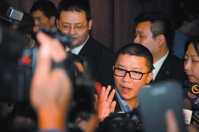 3月10日23時許，與馬航失聯(lián)航班部分乘客家屬乘坐同一航班的乘客在北京首都機場辦理值機手續(xù)。新華社