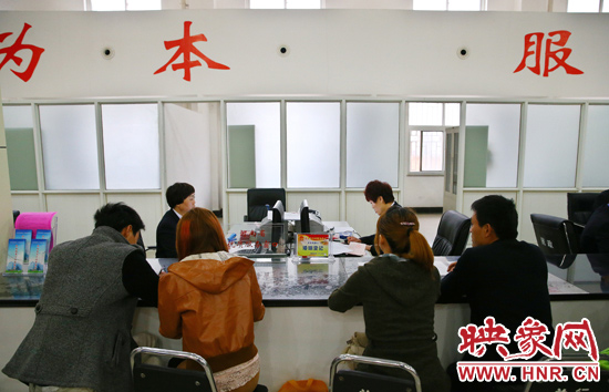 在陽光大廈一樓大廳內(nèi)，分布著人社局、民政局等與群眾利益相關(guān)的民生服務(wù)窗口。