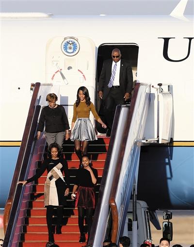 昨日下午5時30分，美國第一夫人米歇爾走出專機艙門，抵京開始訪華。與其一同來訪的家庭成員還有她的母親