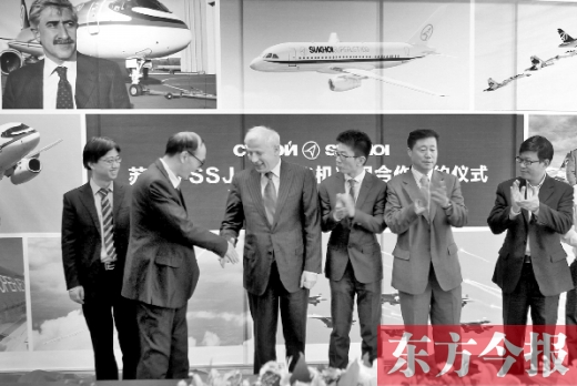 　昨日，“蘇霍伊SSJ-100飛機項目”合作簽約儀式在鄭州舉行