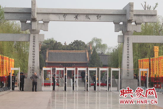 大典入口安檢嚴(yán)格。