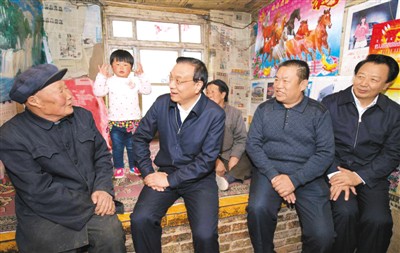 3月27日，李克強在內蒙古自治區(qū)翁牛特旗橋頭鎮(zhèn)太平莊村看望貧困戶。