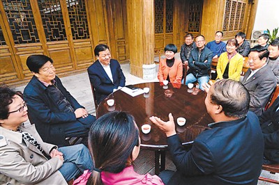 3月23日，劉云山在陜西省咸陽市禮泉縣煙霞鎮(zhèn)袁家村與基層干部群眾座談，聽取對教育實踐活動的意見建議。