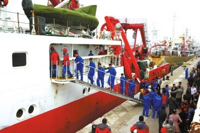  4月8日，“科學(xué)號”科學(xué)考察船從青島市中苑碼頭啟航，赴沖繩海槽區(qū)域進(jìn)行科學(xué)考察。圖/CFP