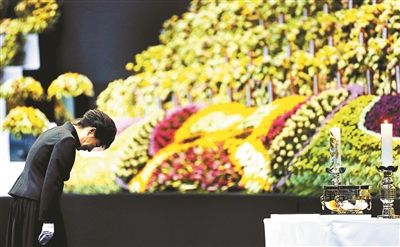 4月29日，韓國總統(tǒng)樸槿惠為“歲月”號沉沒客輪死難者默哀圖片/IC