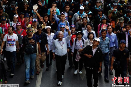 5月9日，泰國反政府示威者在素帖（中）的領(lǐng)導(dǎo)下在曼谷市中心游行。