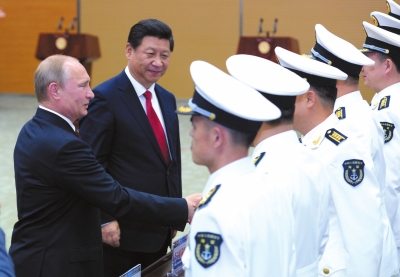 習(xí)近平與普京共同出席中俄聯(lián)合軍演開幕式。