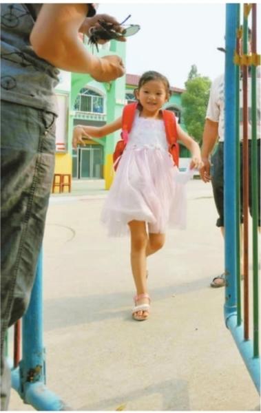 　　昨日，潛江市浩口鎮(zhèn)第三小學(xué)已被戒嚴(yán)，下午幼兒園學(xué)生放學(xué)時(shí)，一些家長前來接孩子