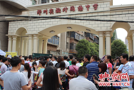 考試快結(jié)束時(shí)，陪考的家長(zhǎng)涌入學(xué)校接孩子。