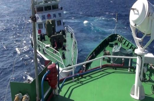 越南拍攝的中國(guó)海空力量護(hù)衛(wèi)981鉆井平臺(tái)。