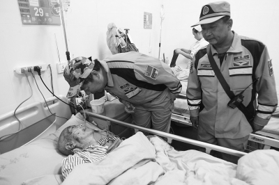 緊張的救援間隙，中國緊急救援河南基地的隊員還探望了被救的84歲老人。