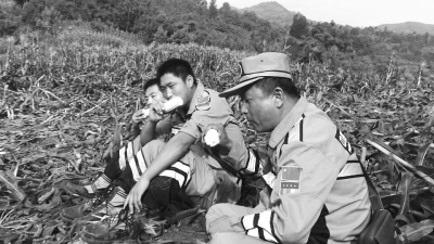 饑餓難忍，中國緊急救援河南基地的救援隊員在已毀的玉米地里撿拾生玉米吃。