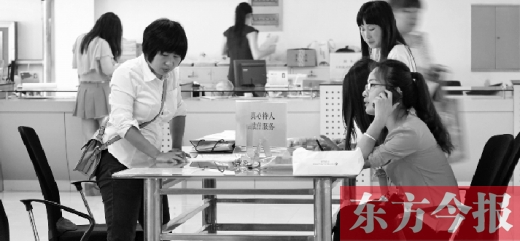 　　行政審批“瘦身”，不僅提高了行政效率，節(jié)約了行政資源，而且最大限度地方便了群眾