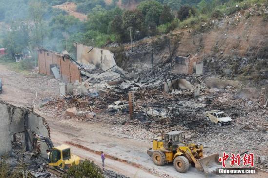 9月23日上午，花炮廠清理工作正在進(jìn)行，山谷內(nèi)的廠房已被爆炸夷為平地。中新社發(fā) 楊華峰 攝