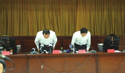 昆明通報明通小學踩踏事故原因，官員鞠躬致歉。圖/東方IC