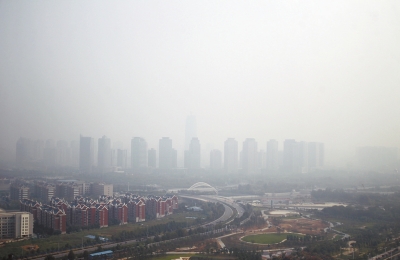 玉米秸稈煙淹了“大玉米”10月7日，霧霾籠罩下的鄭東新區(qū)CBD。