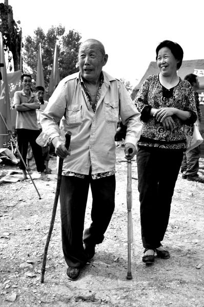 2011年6月26日，何兆勝在三女兒的陪伴下漫步在搬遷現(xiàn)場。