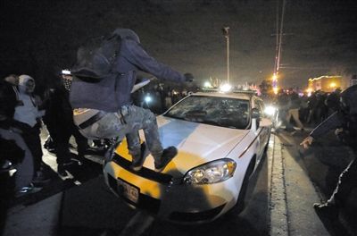 11月24日，圣路易斯市，示威者得知涉案警察被免予起訴消息后表達(dá)不滿。　