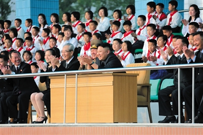 5月2日，金正恩與金與正（前排左二）一起觀看比賽。