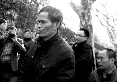 被告人林森浩的父親林尊耀準(zhǔn)備進(jìn)入法院。