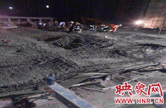 圖為事故現(xiàn)場(chǎng)情況，當(dāng)?shù)厝罕姽﹫D。