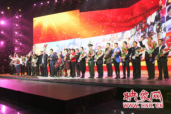 10位獲獎?wù)吆?個愛心集體合影。