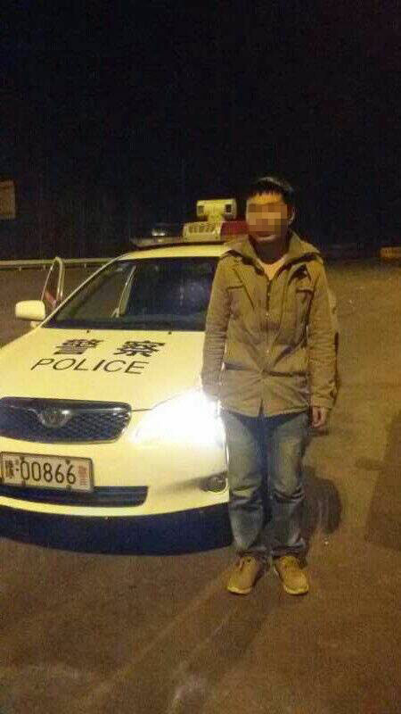 男子被父親拋棄后，在高速交警的幫助下才得以回家。