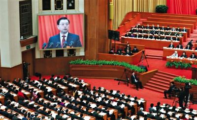 十二屆全國人大三次會議舉行第二次全體會議，全國人大常委會委員長張德江作全國人大常委會工作報(bào)告。